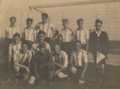 V-B-O
V.B.O.
Achter: v.l.n.r.
1. Jan Mulders, 2. Herman Bornhijm, 3. Willem van Mer, 4. Jan van Melsen, 5. Leo van Melsen, 6. Grensrechter Gerrit Hageman.
Midden: v.l.n.r.
1. Chris van der Weiden, 2. Nico Rietveld.
Voor: v.l.n.r.
1. Ben Vrijhoef, 2. Gerard Middelkoop, 3. Han Middelkoop, 4. Jan van Benschop.

