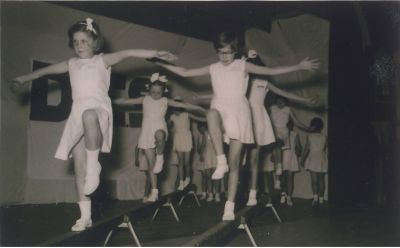 Uitvoering-Gymnastiek-vereniging-DES
Uitvoering Gymnastiek vereniging D.E.S. in Bondshotel van de Voorn aan de Dammerweg, Overmeerseweg.
Trefwoorden: Gymnastiek