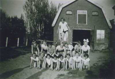 Uitvoering-Gymnastiek-vereniging-DES
Uitvoering Gymnastiek vereniging D.E.S. voor de schuur bij Pfeifer aan de Overmeerseweg (naast P. Tinholt)
Trefwoorden: Gymnastiek