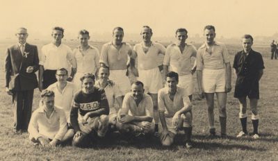 1ste Elftal V B O
Achter:
1.Toon Hageman (Toon Buur), 2. Jan v.d. Meer (Jan Tas), Piet Dubelaar (van de overhaal) 4. Henk van de Voorn,
5.Jan van Benschop (Lzn), 6. Theo Janmaat, 7. Wim Schoordijk, 8. Scheidsrechter.
Midden:
Micky Klarenbeek, Wim van Mer (Buffel)
Voor:
1.Bert Smits, 2.Theo Hageman (Ezn), 3.Jan van Benschop, 4 ... Steenmetz.
