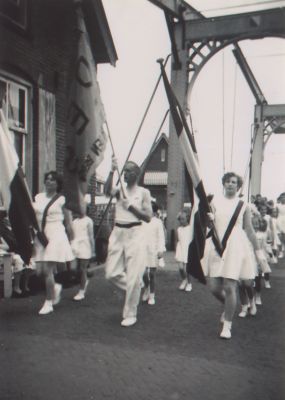 Brug
Gymnastiekvereniging DES-  Rechts Greet van Weeghel-  Links Rietje Vossepoel
Trefwoorden: Gymnastiek
