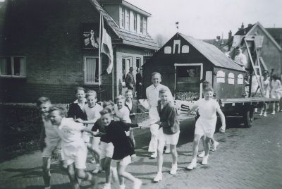 A-G-V-Des
Protest  van de Gym vereniging.
Ze gaan met een kar ,daarop staat een 