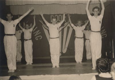 Uitvoering-D-I-O
Uitvoering Door Inspanning Ontspanning, opgericht in 1954.
Links Wim Dubelaar, Achter: links Gerard Baar, midden Wim vd Molen, rechts Jaap Stoker. Rechts Jaap Pouw
Trefwoorden: D.I.O.