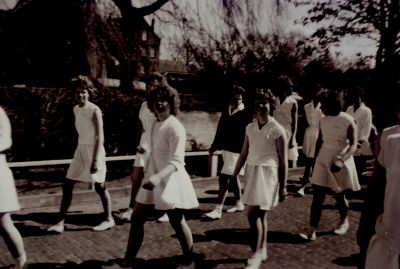 Gynastiekvereniging-DES
Gymnastiekvereniging DES Met de dames Wil van Huisstede Ria van Weeghel Frida Bouwer Barmentloo Henny Janssen
Trefwoorden: Gymnastiek