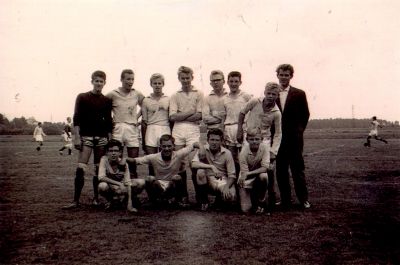 Elftal-voetbal-VBO
Elftal voetbal VBO genomen op het voetbalveld van Geinburgia.
V.L.N.R.:bovenste rij: Adrie Stalenhoef, Sjaak Janmaat,Johan Vrijhoef,Jos Stalenhoef,Adrie Baar, Gijs Janmaat,Ben Baar,Arie van Houten(Leider)  
Onderste rij: Peter Stokkers,Hans Hettelder,John Wingelaar,Hans Stalenhoef.
