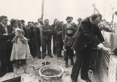 1e-steenlegging-Sporthal
Eerste steenlegging van de Sporthal door wethouder H. Roukens.
De aannemer is H. van kooten. 
V.l.n.r. H. Snaterse en echtgenote, Wethoude D. Blok,  Piet Ambachtsheer, Gerrit Kroon, 
Joke Portengen-Pos, F. ten Barge,  Hr. v.d Broek, Job v Mer, P. Lokhart, Ab Dijk
