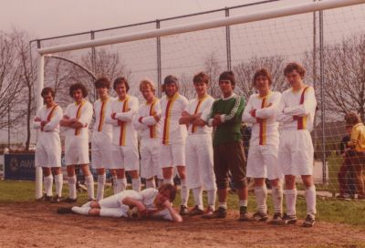 FC Nederhorst
V.L.N.R. Jan Stol, Willem Clements, Jan de Bruin, Ad van Benschop, Ben Baar, Evert Voorn, Remie Vossepoel, Peter Middelkoop,
Jan Voogd, Aloïs Hageman.
Liggend : Jan van Kooten.
Trefwoorden: voetbal