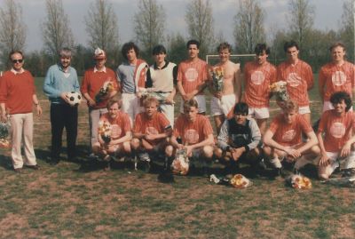 Elftal
Boven: Ed Dunnebier- Jos Vermeulen- Gert Hagen- Verheul- Pierre Kosterman- Hans van Huisstede- Mark de Haan- Ron de Jong Voor: v Mer- John Vrijhoef- Peter Middelkoop- Jan de Bruin.
Trefwoorden: Voetbal