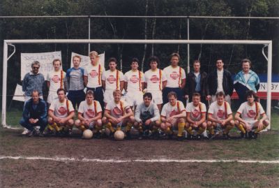 1ste elftal SC Nederhorst
1E elftal van SC Nederhorst- Achterse rij v l n r sponsor Ed Dunnebier Hans v Mer Peter de Bruin Rolf Besemer Mark de Haan Gert Hagen Hans v Huistede Pierre Vorstelman Jan Vrijhoef- Voorste rij v l n r 039 John Vrijhoef Peter Middelkoop Ron de Jong Remy Vossepoel Jan de Bruin
Trefwoorden: Voetbal Sportpark