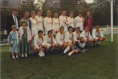 3e elftal SC Nederhorst
3E elftal SC Nederhorst 
Achter v l n r :
Nico v Mer- Alois Hageman- Rob Kroon- Remco Versluis- Eric Vollers- Rene Versluis.
Voor v l n r:
Rob Mulders- Olaf Terlien- John v d Wilt- Berry Vrijhoef .
Liggend: Andre   Stalenhoef
Trefwoorden: Voetbal