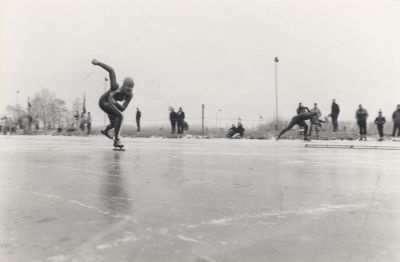 Schaatswedstrijd
Nationale Kampioenschap Kortebaan Schaatswedstrijden-   Bij publicatie  Foto Stevens 19 januari 1987
Trefwoorden: Schaatswedstrijden
