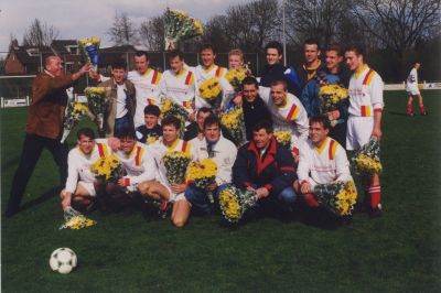 1e zaterdagelftal kampioen
1E zaterdagelftal is kampioen geworden.
Frits Snel deelt bloemen uit.
Trefwoorden: Voetbal