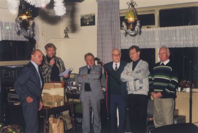 Club Kanjers
Clubkanjers Huldigen:
 v l n r. Herman van Kooten- Rob Hagenaars-  voorzitter  Job v Mer- Ome Daan de Bruin- Jan Vrijhoef Nzn -Jan v d Meer
Trefwoorden: Voetbal
