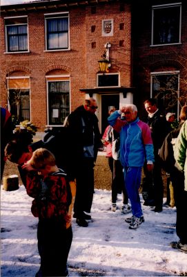 Start-estafetteloop
31 december 2001 voor het Gemeentehuis Nederhorst den Berg
Wachten op de start van de estafetteloop.
Arie van Houten (rechts) en Max Boekhorst (links)
