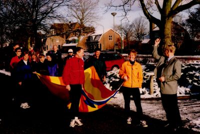 Driedorpenloop
Startschot burgemeester J Goudberg voor Driedorpenloop naar Westerveld gemeentehuis van  s-Graveland, met de vlag van Nederhorst den Berg.
Organisatie B R C Estafetteloop Arie van Houten.
Laatste dag Gemeente Nederhorst den Berg
