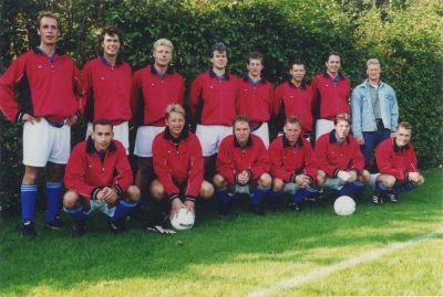 Elftal
4E elftal:
Achter:
Bakker- Jan de Bruin- Rob Hagenaars- Gert Hagen- Rik v  t Klooste- Remco Versluis.
Knielend:
John v d Wilt- Hans v Huistede- Berry Vrijhoef- Mark de Haan- Anton de Bruin- Jan v d Meer.
Trefwoorden: Voetbal