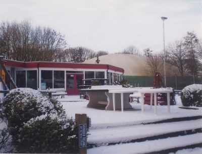 De blaashal van de tennisclub
Sportpark Overmeer aan de Vreelandseweg, de blaashal van de tennisclub.
Trefwoorden: tennis