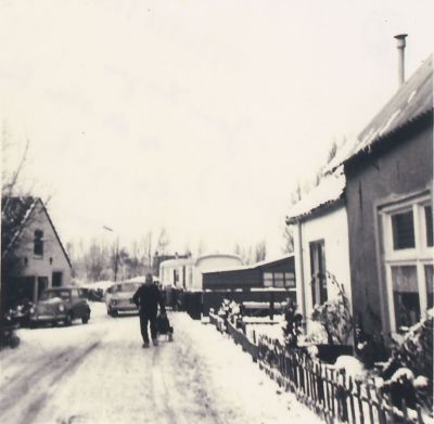 Weg-aan-de-Hinderdam
Zicht op de Hinderdam. Jan Hagen met op de slee Leo Hagen. 
Op de achtergrond de woonwagen van Piet de Jong.
Trefwoorden: Hinderdam, Vecht