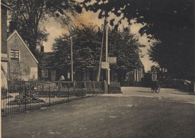 Panorama-uitzicht-dorpskern
Straatbeeld bestaande toestand in 1969
V.l.n.r. De toren van de Katholieke kerk-restaurant Het Wapen van Nederhorst- Textiel en meubelzaak van Brinkers- ingang naar de Vaartweg-Cafè-Restaurant Den Berg met ervoor de Brug.
Op de voorgrond is nog het water van de Reevaart, deze is inmiddels gedempt.
Trefwoorden: Dorpscentrum