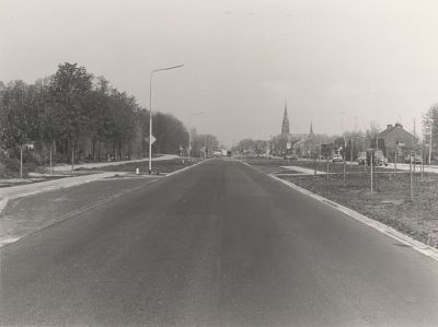 Uitzicht-naar-dorpskern
(Oude) Overmeerseweg.
Links de Nieuwe Overmeerseweg.
Rechts de ingang naar de Blijklaan. 
Links de nog jonge bomen op de plek waar het water gedempt is en het nieuwe gazon waar het gras pas ingezaaid is.
Trefwoorden: Dorpskern