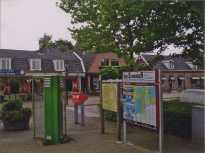 Straatmeubilair-op-het-Plein
Groene telefooncel, Rode brievenbus, Informatiepaneel en plattegrond.
Op de achtergrond het Chinese restaurant.
