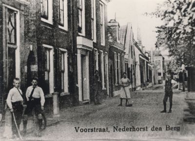 Gezicht-op-de-Voorstraat
Gezicht in de Voorstraat.
De woning links is thans (2008) gesplitst in 4 appartementen.
Het onderste gedeelte links is jarenlang in gebruik geweest als postkantoor. 
Achter het raam uiterst links was het kantoorboekwinkeltje van mevrouw van Rijswijk-Dekkers. 
In dit winkeltje niet groter dan een flinke kast was op het gebied van papier boeken etc onwaarschijnlijk veel voorradig.
