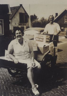 Onbekend-persoon
Man met sigaar. 
Hij draagt een manchester broek, is werkkleding.
