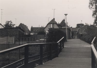 Brug-Kuyerpad
Dit is het pad dat ligt tussen de Kerkstraat en het bejaardenhuis De Kuyer. 
Vroeger bekend als Bullesteeg. Zicht vanaf het bejaardenhuis op het achterdorp.
Links de tuin en het huis van Tineke Giffioen en Fons de Beer.

