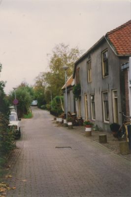 Klein-doodlopend-straatje
Aan het eind van de weg stond een wasserij.
Links een paar oude huisjes.
