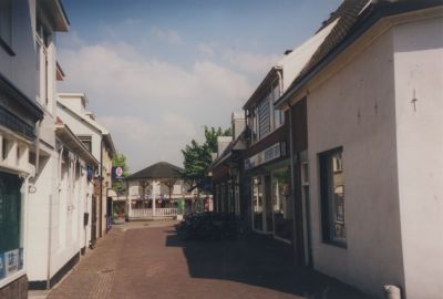 Brugstraat-met-uitzicht-op-Muziektent
Brugstraat met uitzicht op de Muziektent.
Links: De Retourette, later werd dit pand door Albert Heijn
Rechts: o.a. De fietsenwinkel van Kroon Tweewielers
