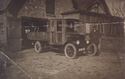 Tuindersschuur
De heer Westbroek Sr. bij zijn auto.
Trefwoorden: Hostermeer
