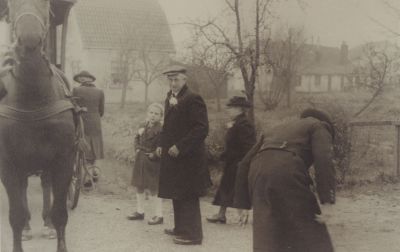 Trouwerij-dochter-van-fam-Van-Ee
Feest bij de fam Van Ee: een dochter gaat trouwen.
Het vervoer van de bruiloftsgasten geschiedt met koetsjes.
Op de achtergrond de huisjes waar o a de families Udo van Huisstede en Franssen woonden.
In 1980 is een gedeelte afgebroken om plaats te maken voor het woonhuis van Franssen
Trefwoorden: Torenweg feest trouwkoetsjes