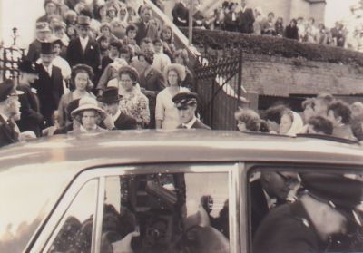 Huwelijk
Huwelijk van een dochter van burgemeester Harinxma Thoe Slooten met een Fransman.
Zijn dochters bezochten allemaal het Baarns lyceum en vriendin met Prinses Irene.
Op de foto is de middelste van de 3 goedgeklede jonge dames H K H Prinses Irene.
 Links boven de auto agent Eikenhout.
In de auto zit politieagent v d Meer.
Deze woonde op Dammerweg 50
Trefwoorden: Huwelijk