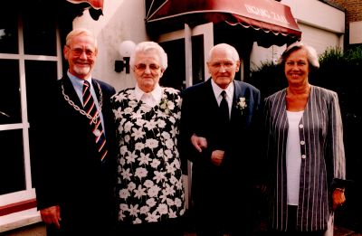 Cor-en-Truus-van-der-Linden
De heer en mevr v d Linden 60 jaar getrouwd. Links burgemeester J Goudberg. Rechts Mevr. L.Goudberg
Trefwoorden: 60 jarig huwelijk