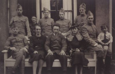 Thomas-Groenendaal
Thomas Groenendaal met echtgenote omringd door militairen
Trefwoorden: Mobilisatie