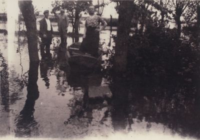 Inundatie
Inundatie Horstermeerpolder.
In de boot Marie Vossepoel.
Links Gerrit Vossepoel
Achter Henk Snel.
