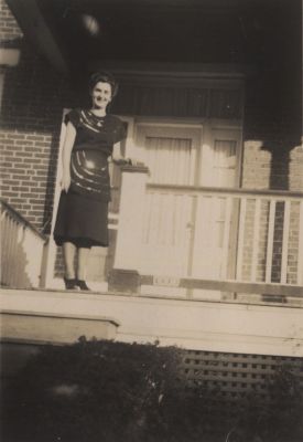 Joods-onderduiker-na-de-oorlog
Joodse onderduikster van 1940-1945.
Hartelijk gefeliciteerd met je verjaardag en ter herinnering, opdat jullie Roelie niet gaan vergeten.
Zie ook 7-15-26A en B.
