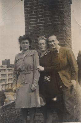 Joodse-onderduikers-van-1940-1945
Joodse onderduikers van 1940-1945. Roelie, moeder en Herman Oppenheim. Zie prentenboek van Nederhorst den Berg, pagina 46. Zie ook 7-15-26A en 7-15-25
Trefwoorden: Onderduikers, Oppenheim
