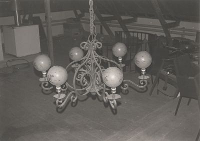 Smeedijzeren-lamp
Smeedijzeren lamp . Aangeboden aan gemeente Zwaag op 13 augustus 1942 , door de bevolking 
van Nederhorst den Berg i.v.m met de evacuatie door de inundatie in 1940.
Zie: Geschiedenis van Nederhorst den Berg , door J.Krol .
In 1980 gevonden op de zolder voormalig gemeentehuis.
