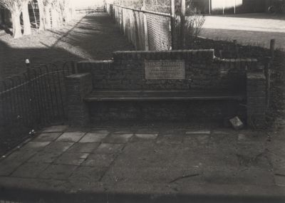 Zitbank-Schellinkhout
Stenen zitbank op 13 augustus 1942 aangeboden door de Bergse evacués,
die in de meidagen van 1940 opgevangen werden door de de gemeente Schellinkhout.
