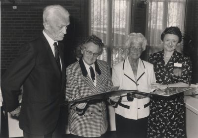 Uitreiking-Yad-Vashem-onderscheiding
Yad Vashem onderscheiding uitgereikt aan Jan Snel postuum.
Op het gemeentehuis aan de Voorstraat.
