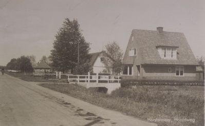 Hostermeer-aan-de-Middenweg
Voorheen fam Kroone, nu de tuinspecialist, daarna N Zegwaard en voordien J Strijbis.
W Balk - Keern 378 te Zwaag. 
afz: Jan-Willie.
De Middenweg werd ook wel Hoofdweg of Nieuwe weg genoemd
