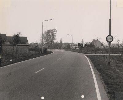 Gewezen-fabrieks-terrein
De matrassenfabriek werd afgebroken en op het vrijkomende terrein is de Rivierahof gesticht.
De woning rechts  is van de heer P.Kee, daarachter nog net te zien een zeer oude vervenerswoning (afgebrand in 2006). Verderop zijn de gebouwen te zien van matrassenfabriek “Riviera”, voorheen Melkfabriek “Rundervreugd.
Trefwoorden: Riviëra
