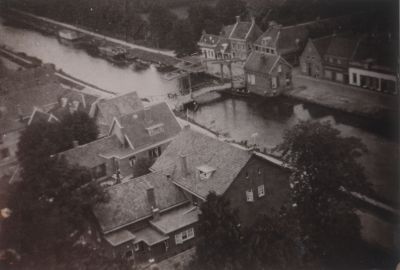 Uitzicht-over-de-Reevaart
Gezicht van uit de R K Kerk over de Reevaart, met de Brug.
Rechts ernaast de brugwachterswoning.
Dammerweg ligt aan de voorzijde en de Voorstraat aan de overkant.
Trefwoorden: Voorstraat