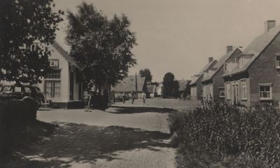 Zicht-op-Overmeer
Zicht op wat thans de Vreelandseweg heet- Links het caf  van Rutgers rechts de eerste sociale woningbouwhuizen van Nederhorst den Berg
Trefwoorden: Dorpszicht Zicht-op