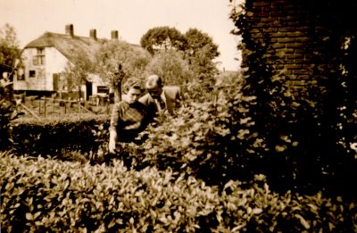 Jan-Ledder-met-zijn-vrouw-bekijken-de-tuin
Jan Ledder met zijn vrouw bekijken de tuin.
Op de achtergrond oude huisjes aan de Vreelandseweg.
Trefwoorden: Kastanjelaan.