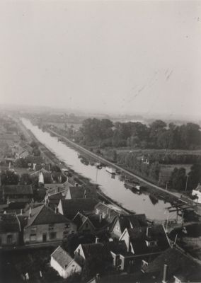Reevaart-in-vogelvlucht
Foto genomen vanuit de toren van de RK Kerk aan de Dammerweg.
Het pand Dammerweg 2 (winkel van Brinkers) is nog niet verbouwd. 
Het witte huisje op de voorgrond was nog woning. 
Aan de Vaartweg is het pand links naast de stolp ook nog woning.
Hier woonden vroeger 4 gezinnen
Trefwoorden: Stolp Dammerweg