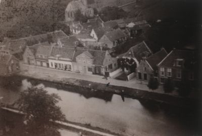 Dorpskern-Centrum
Foto vanuit de toren van de R K Kerk.
Gezicht op de Reevaart en de Voorstraat Op de achtergrond de N H Kerk.
