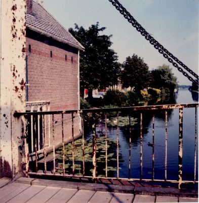 Gezicht-over-Reevaart-en-Voorstraat
De laatste dagen van de Brug.
Gezicht vanaf de Brug op de Reevaart en de Voorstraat.
