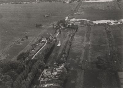 Grensgebied-tussen-Spiegel-en-Blijkpolder
Gezicht op wasserij Welgelegen en de molen aan het Ankeveensepad.
De zandzuiger van Ballast Nedam heeft zojuist de opening gemaakt in het Ankeveensepad, waardoor Spiegel en Blijkpolder één geheel zijn geworden.
